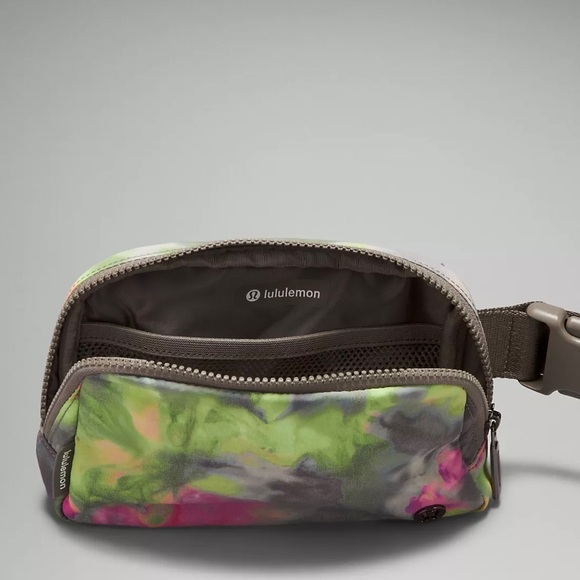 NWT Lululemon Everywhere Belt Bag in Hyper Dye - Picture 4 of 15